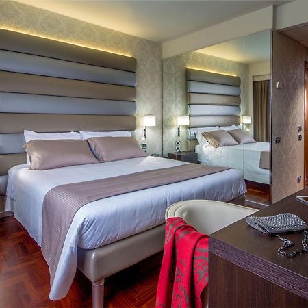 Enea Hotel Помеция Екстериор снимка