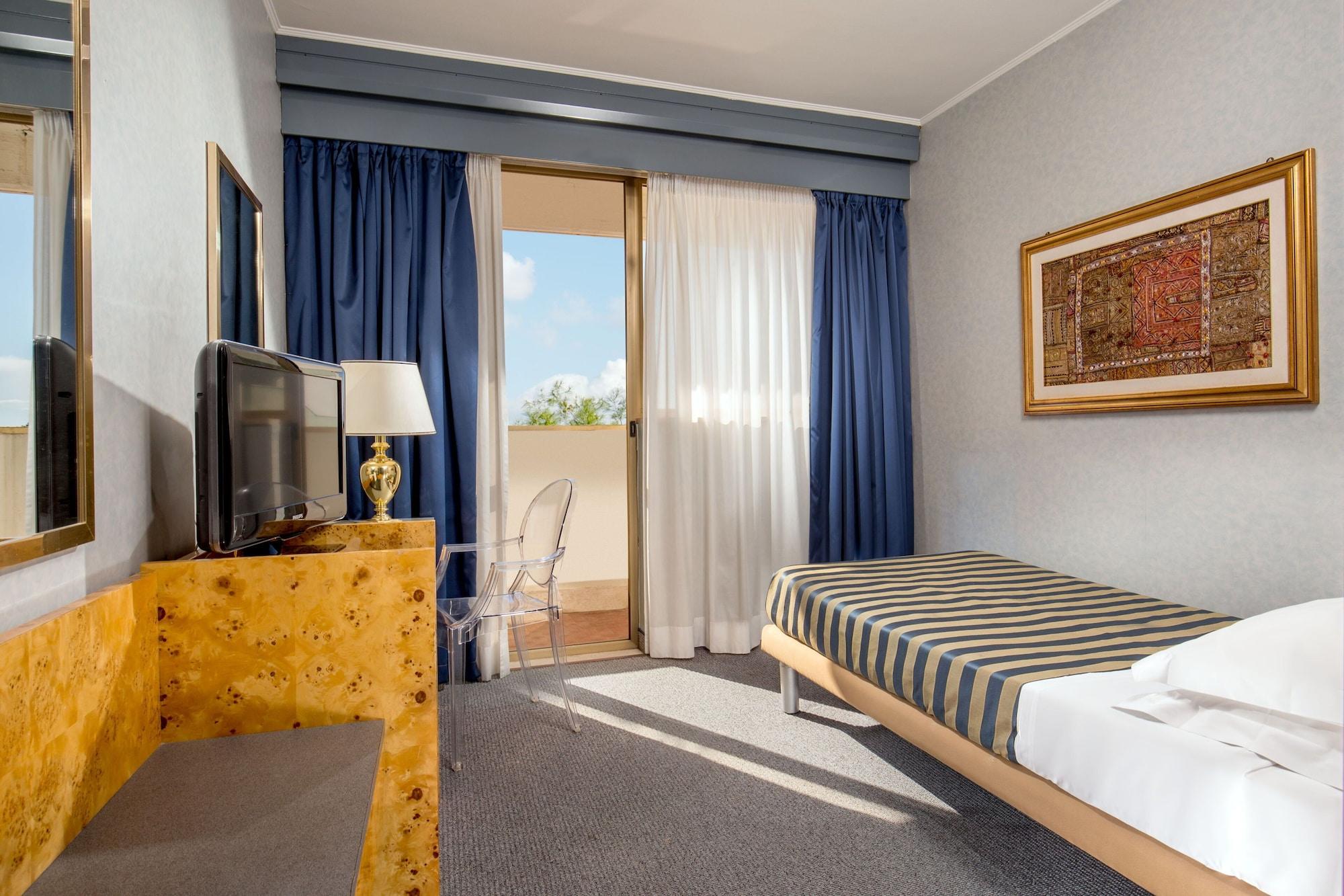 Enea Hotel Помеция Екстериор снимка