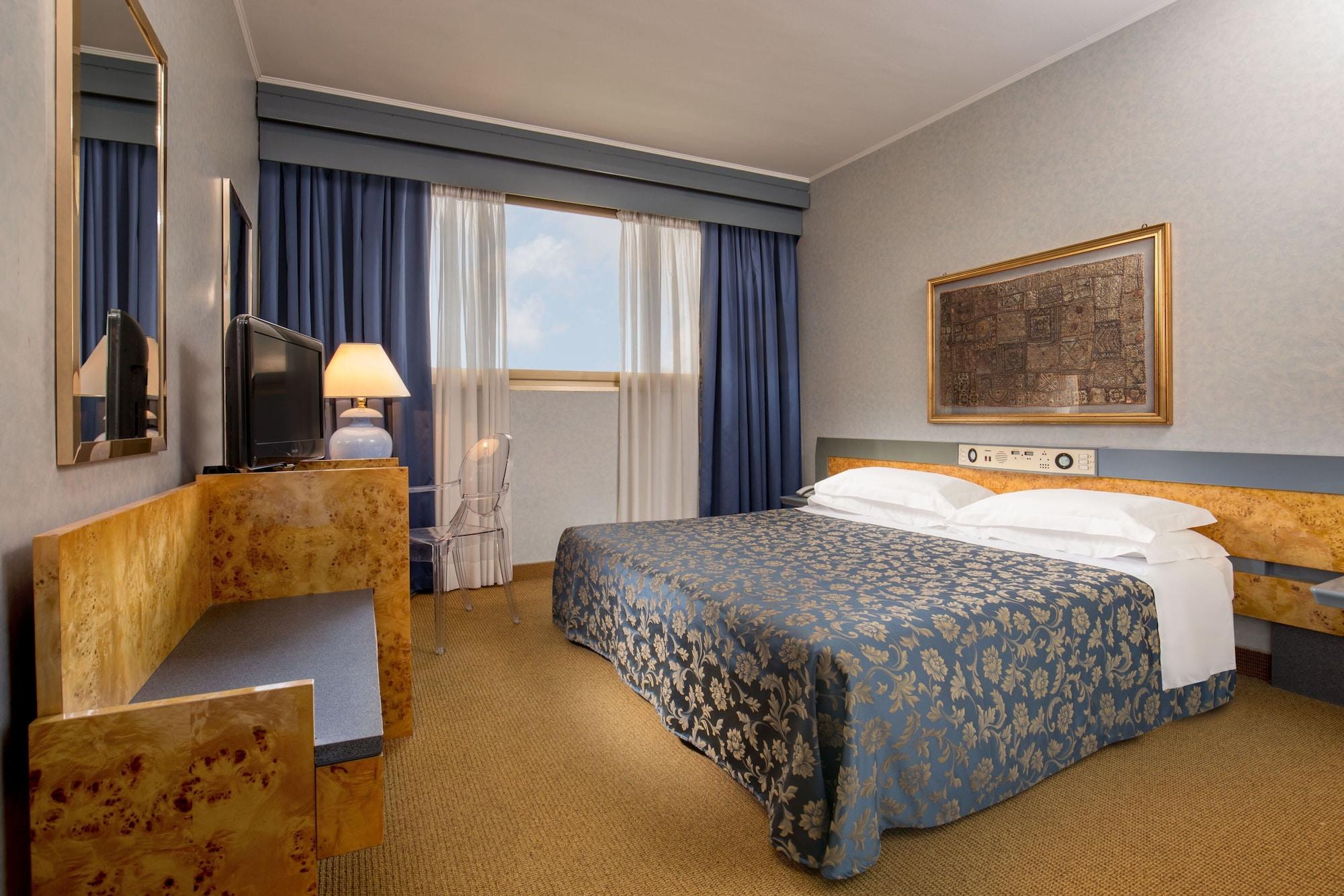 Enea Hotel Помеция Екстериор снимка