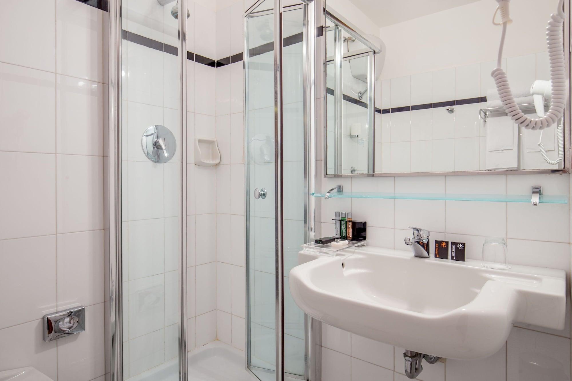 Enea Hotel Помеция Екстериор снимка