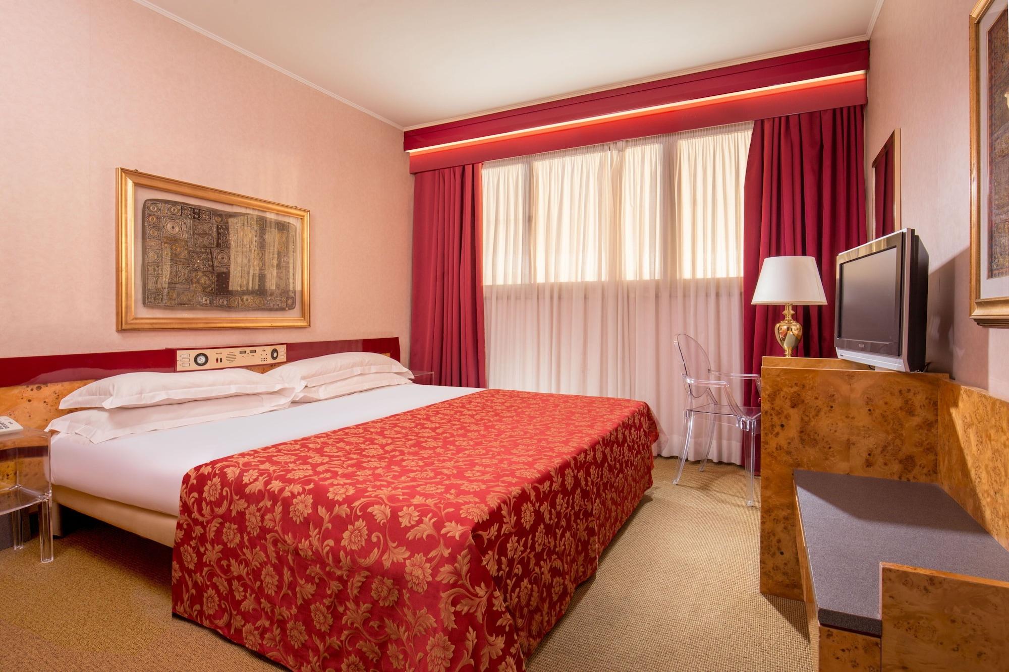 Enea Hotel Помеция Екстериор снимка