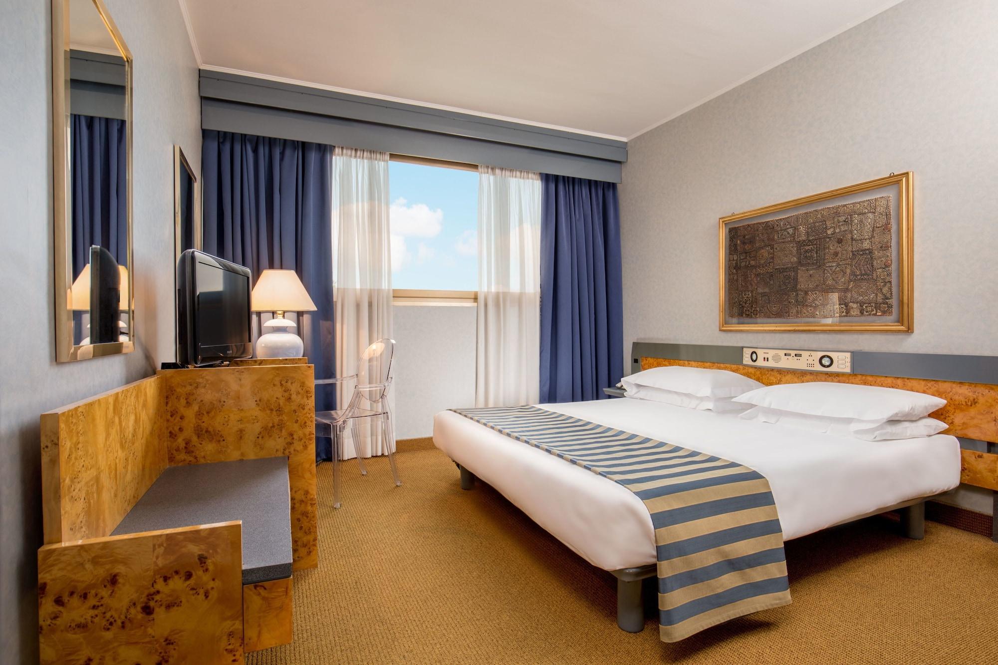 Enea Hotel Помеция Екстериор снимка