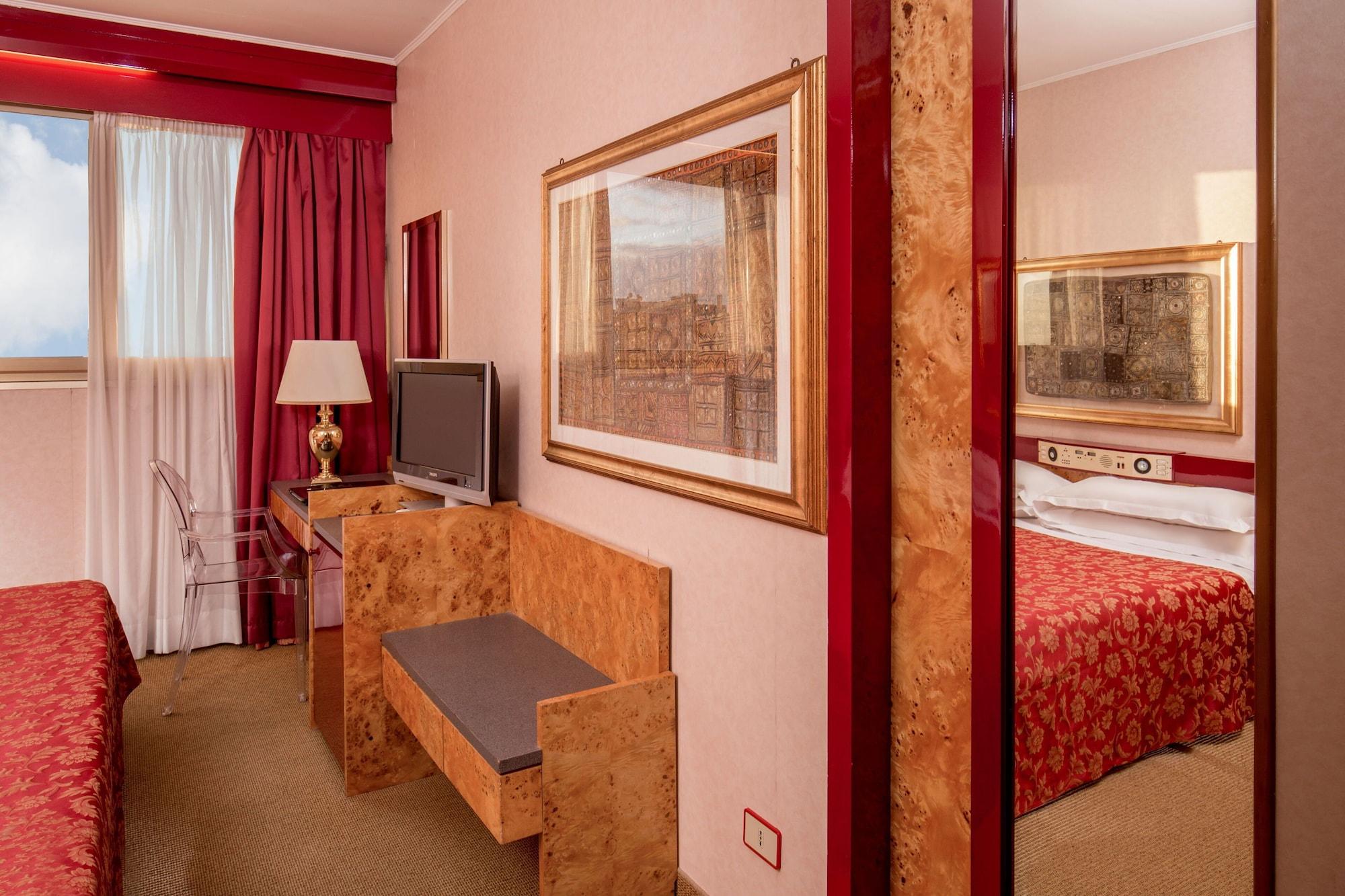 Enea Hotel Помеция Екстериор снимка