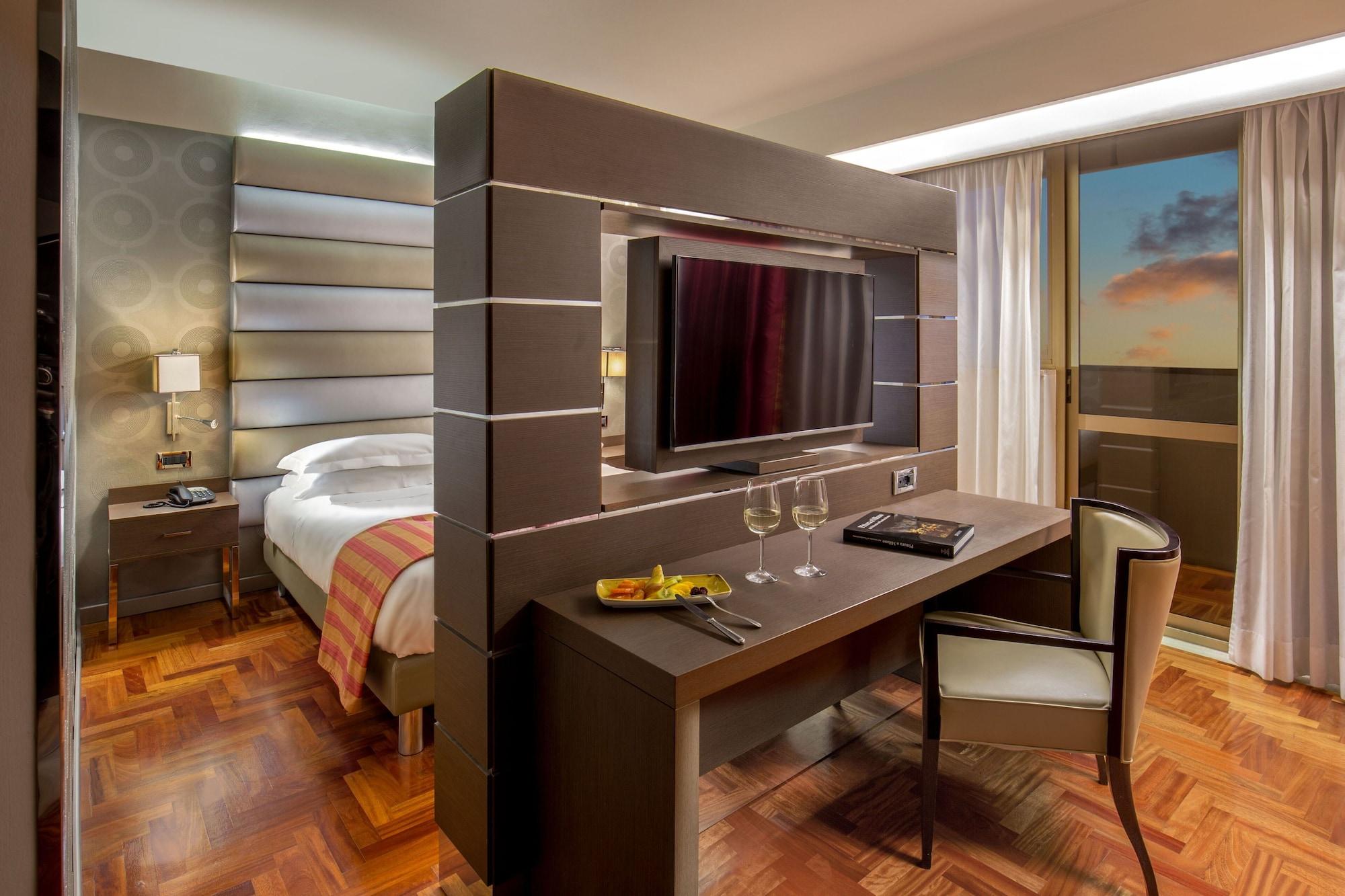 Enea Hotel Помеция Екстериор снимка