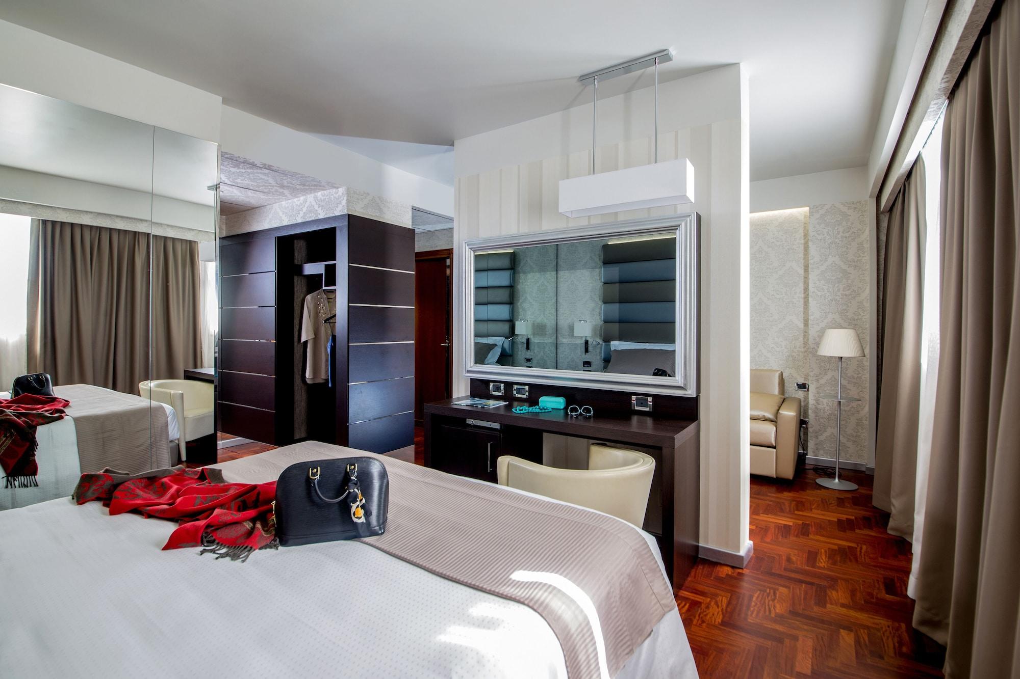 Enea Hotel Помеция Екстериор снимка