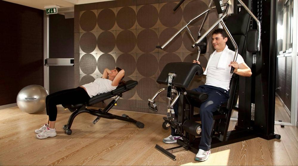 Enea Hotel Помеция Екстериор снимка
