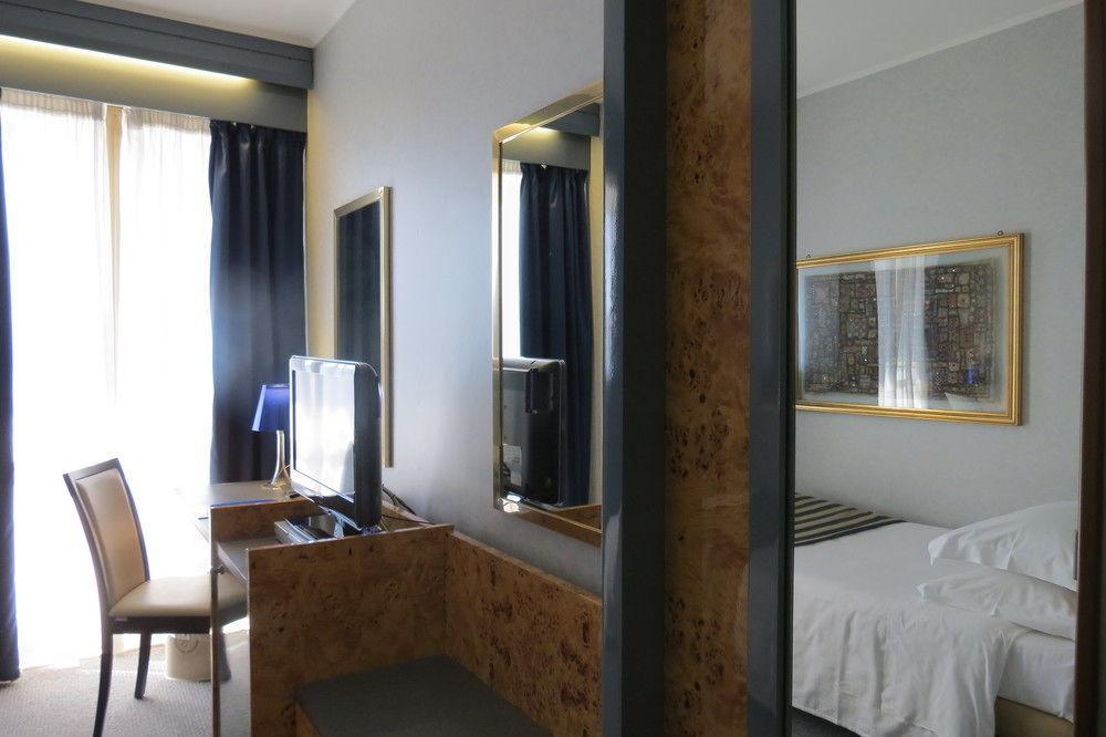 Enea Hotel Помеция Екстериор снимка