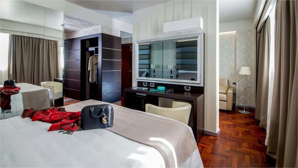 Enea Hotel Помеция Екстериор снимка