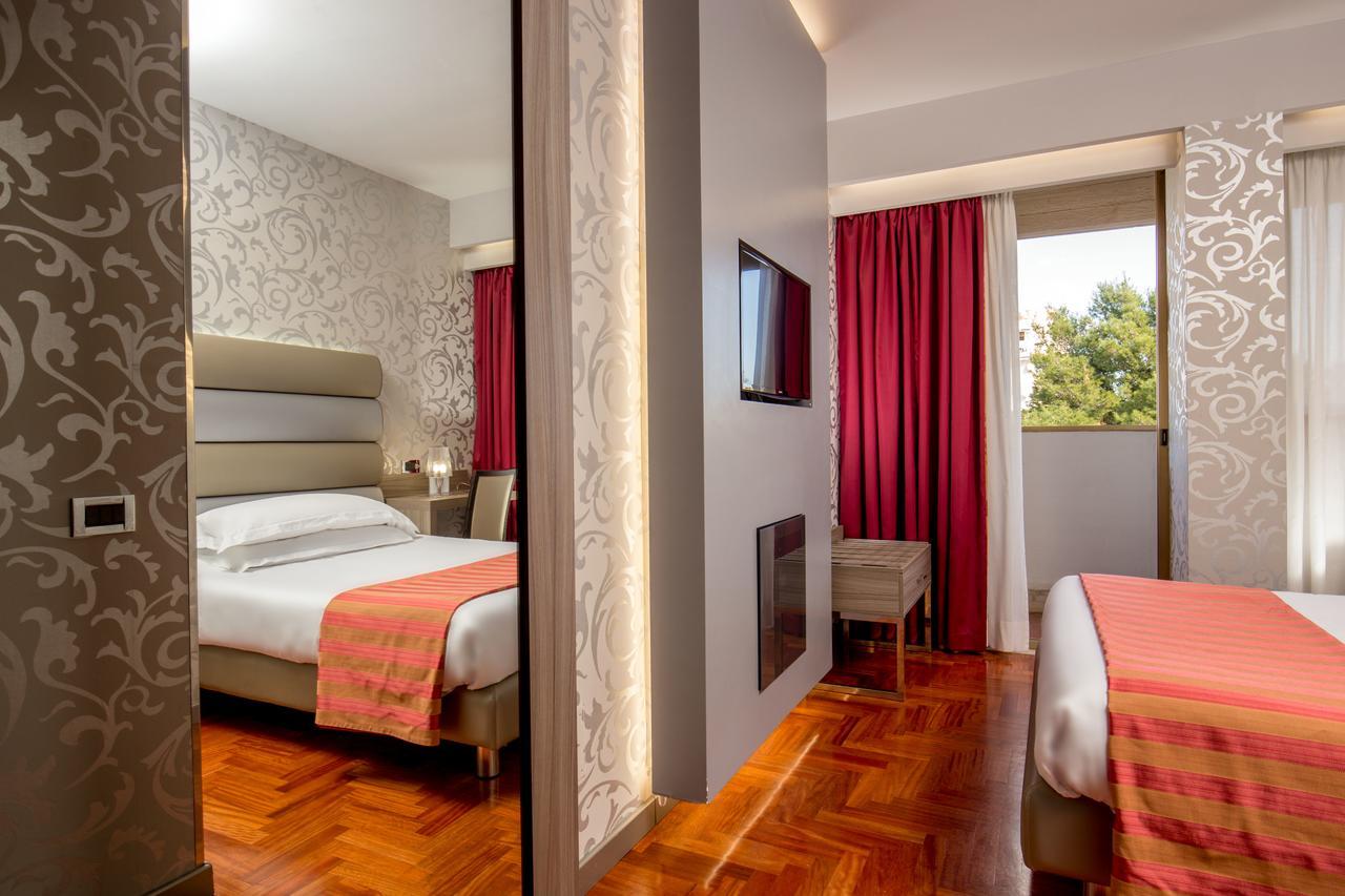 Enea Hotel Помеция Екстериор снимка
