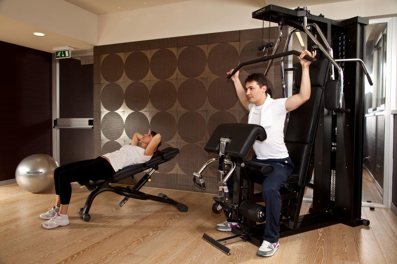 Enea Hotel Помеция Екстериор снимка