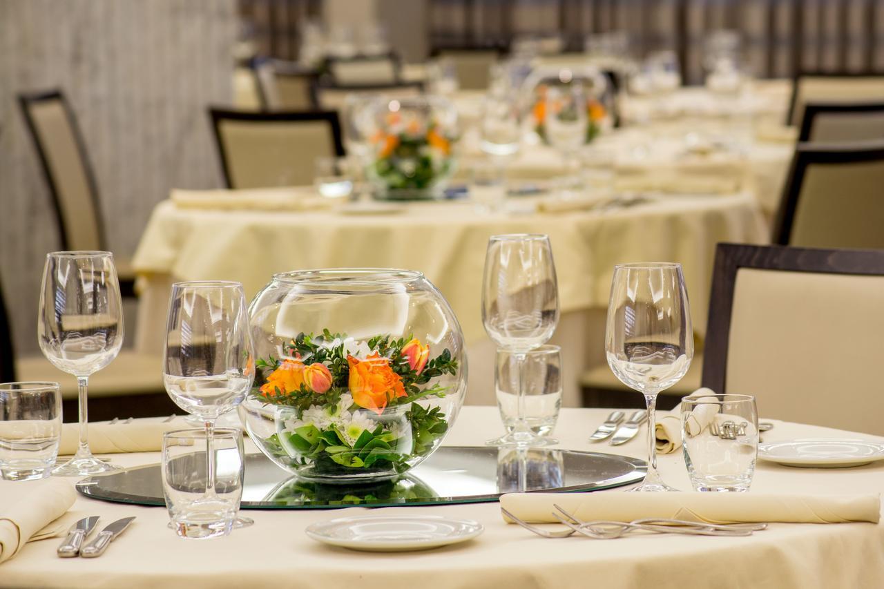 Enea Hotel Помеция Екстериор снимка