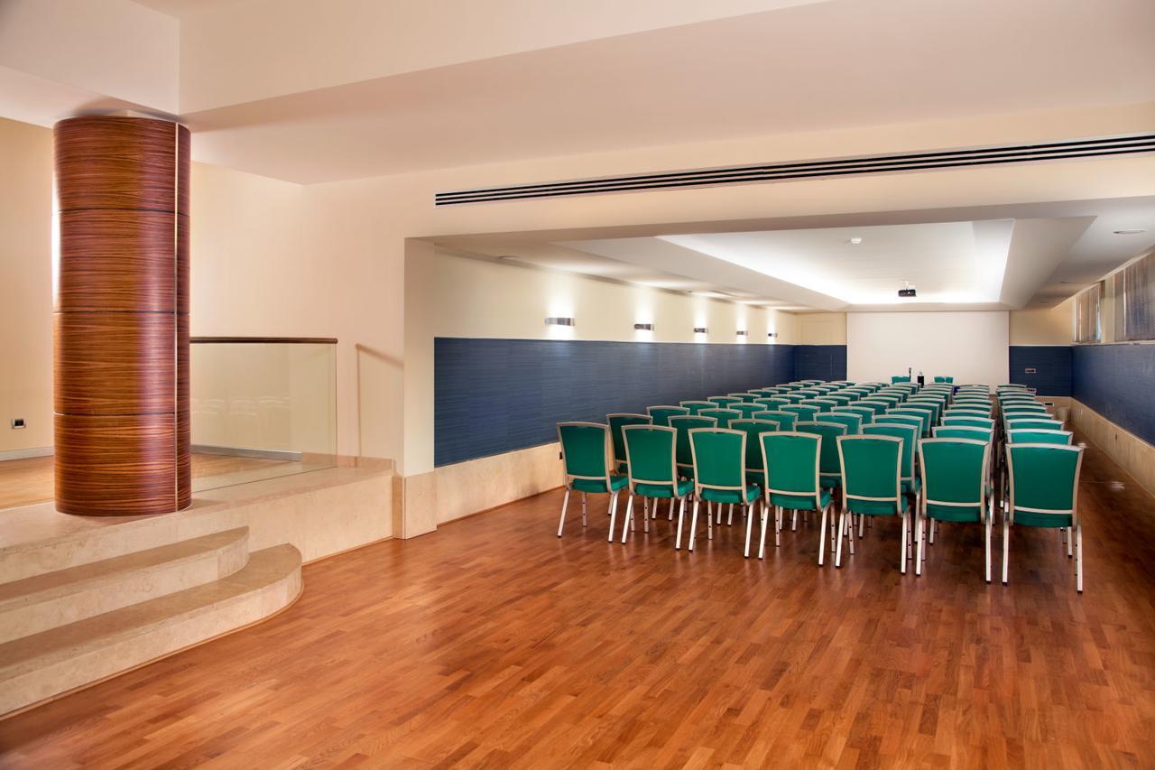 Enea Hotel Помеция Екстериор снимка