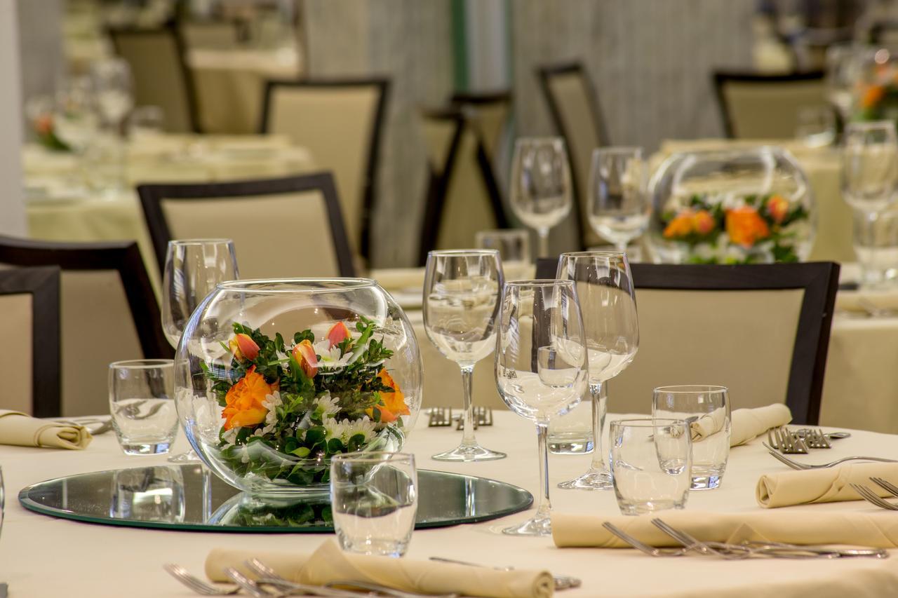 Enea Hotel Помеция Екстериор снимка