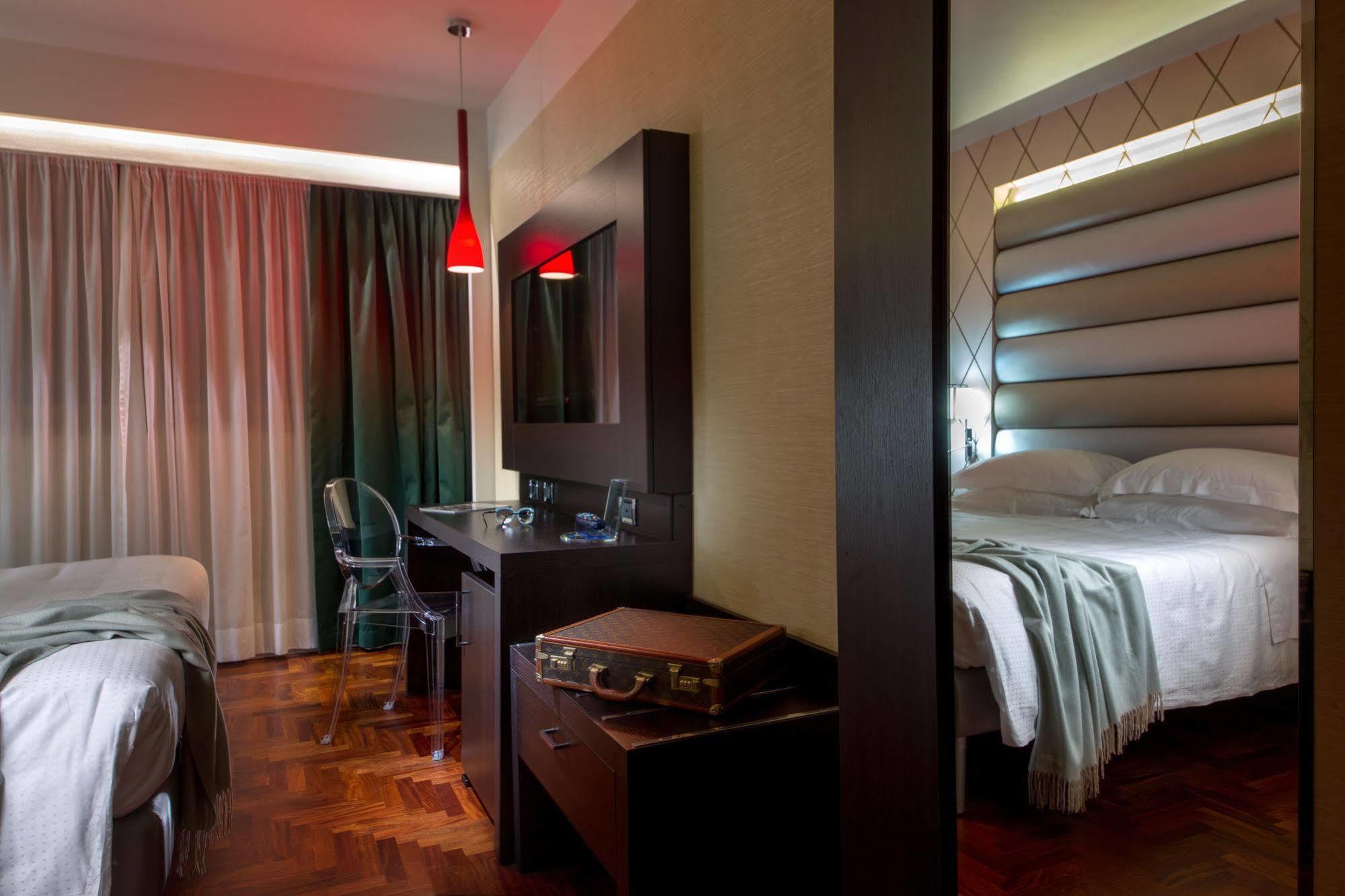Enea Hotel Помеция Екстериор снимка