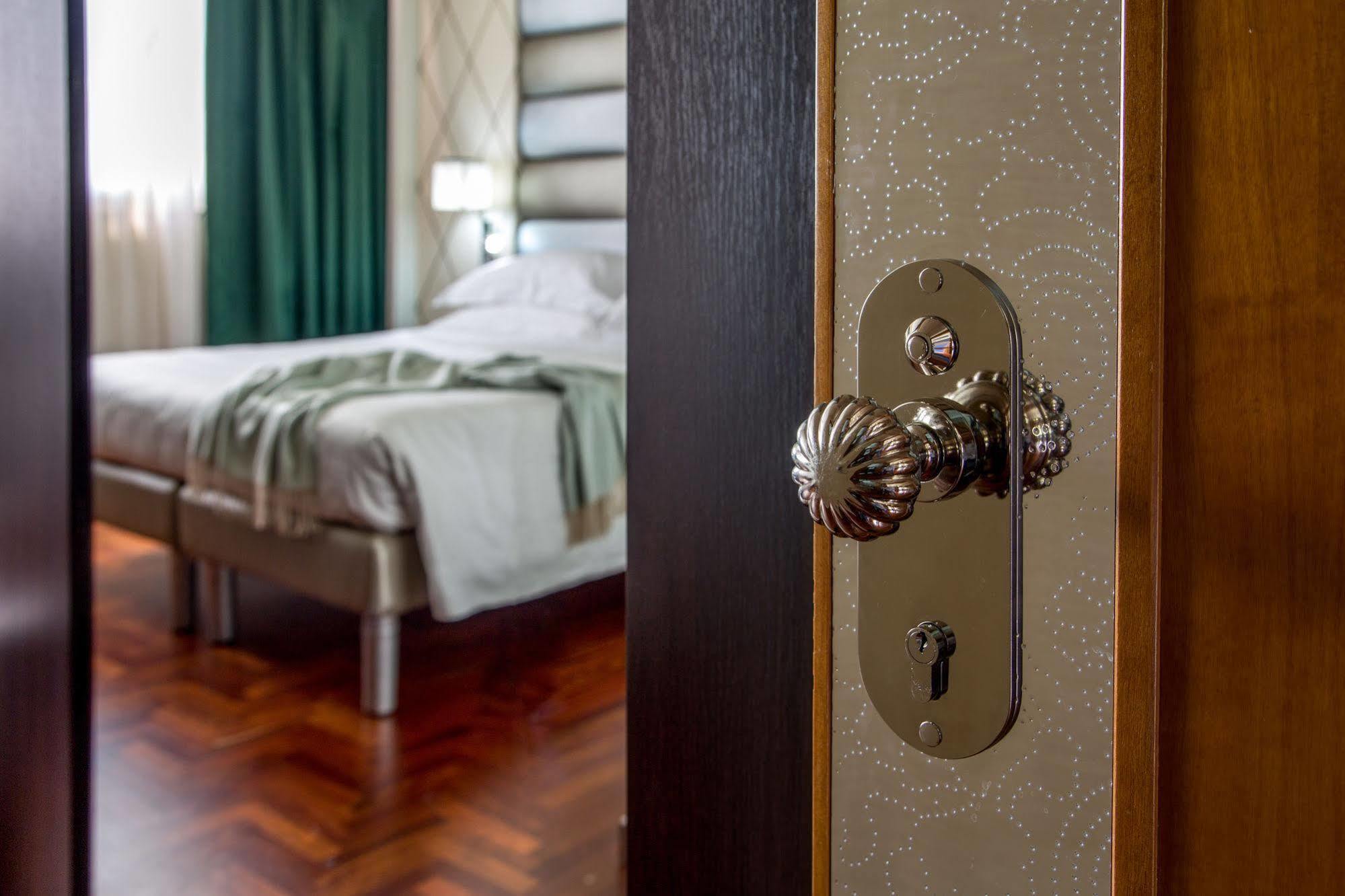 Enea Hotel Помеция Екстериор снимка