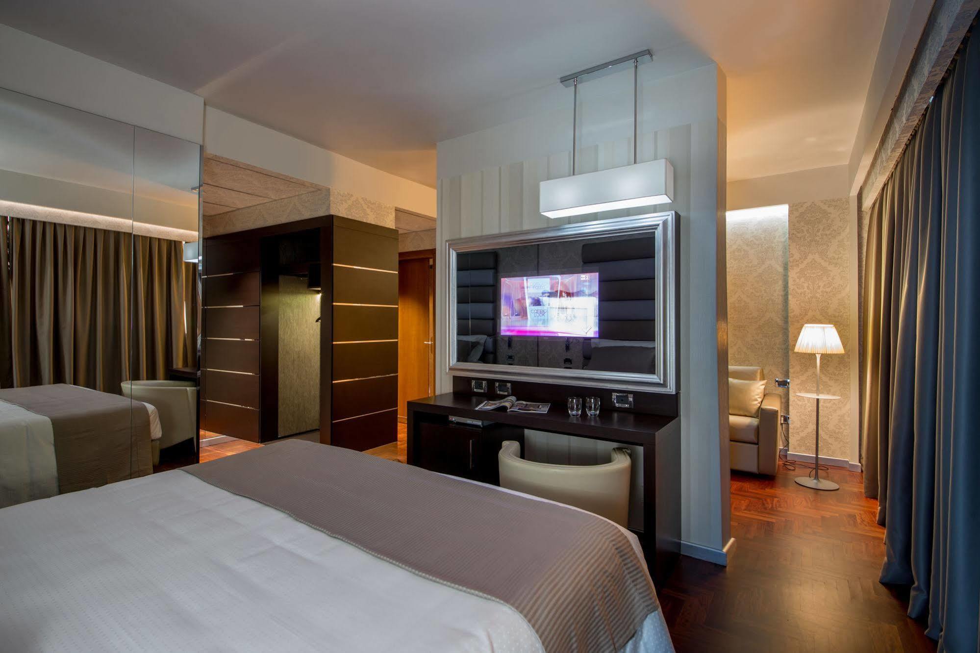 Enea Hotel Помеция Екстериор снимка