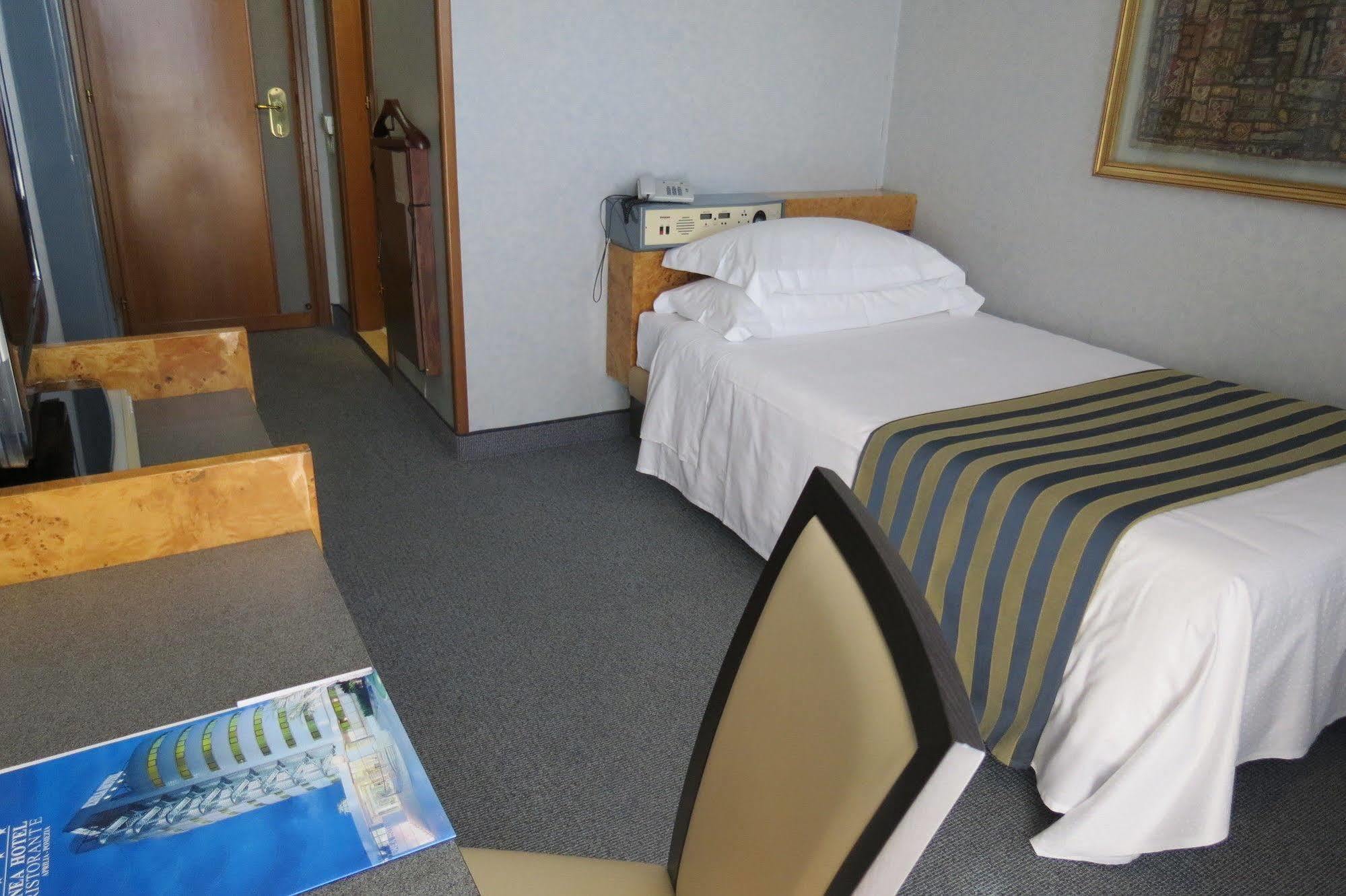 Enea Hotel Помеция Екстериор снимка