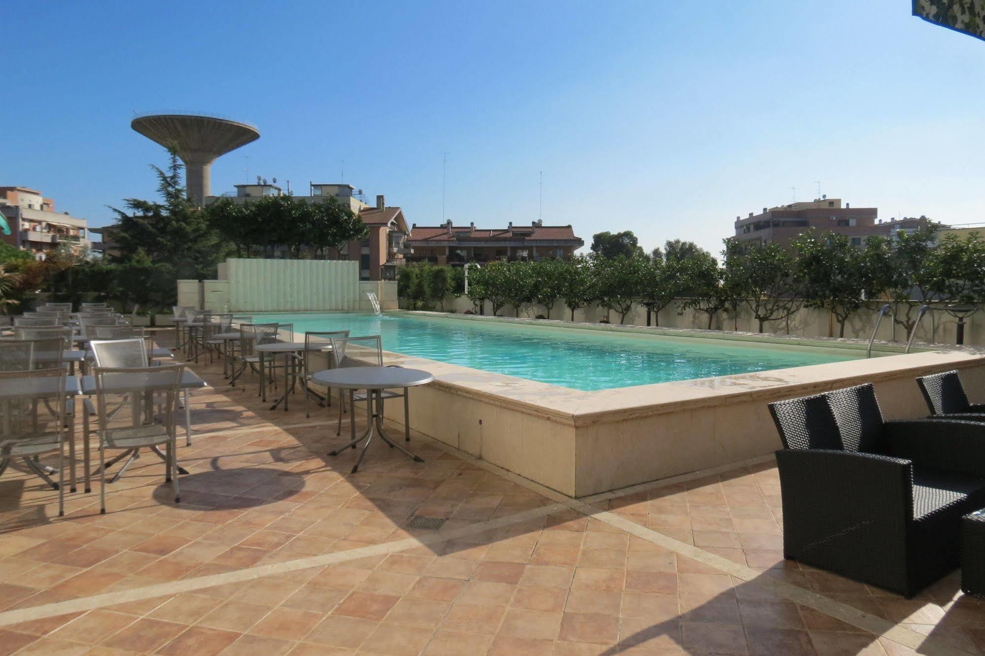 Enea Hotel Помеция Екстериор снимка