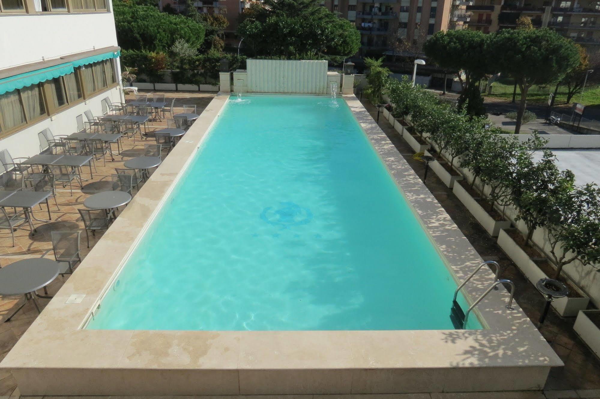 Enea Hotel Помеция Екстериор снимка