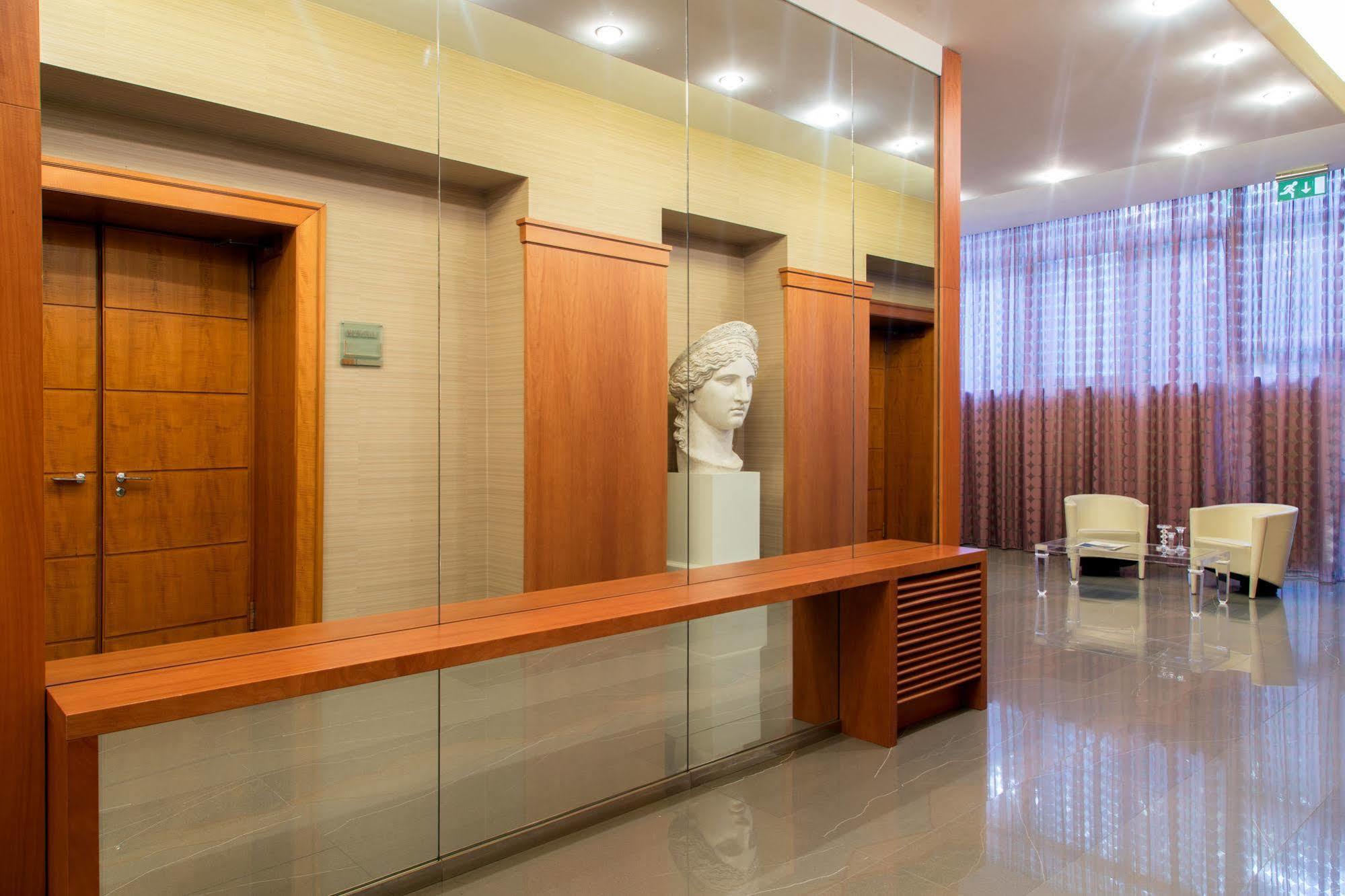 Enea Hotel Помеция Екстериор снимка